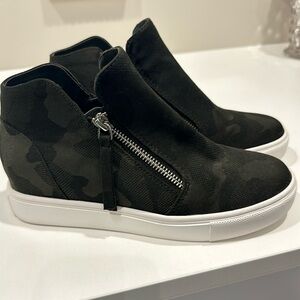 Steve Madden camo canvas shoe